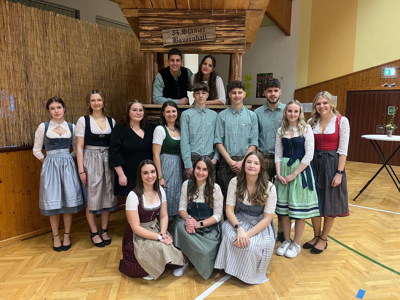 Gruppenfoto in einer Halle in Tracht