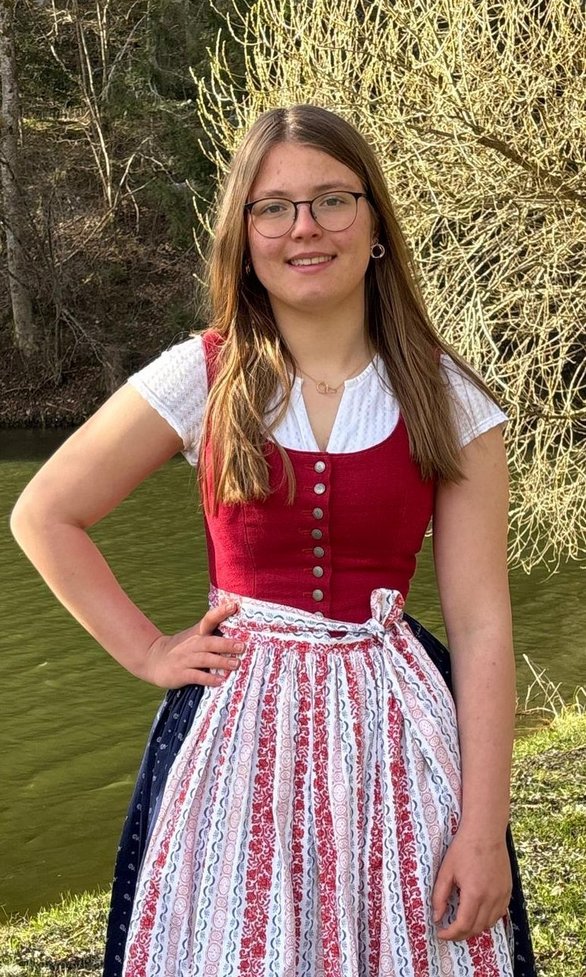 Junge Frau in einem rotem Dirndl 