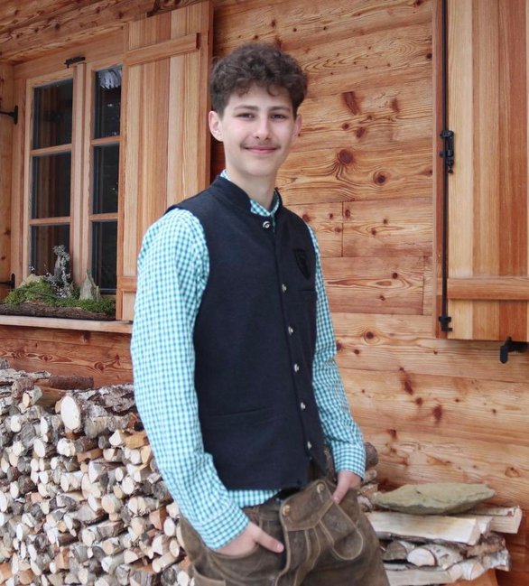 Mann in Tracht mit Locken 