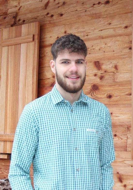 Mann in Tracht und Bart 