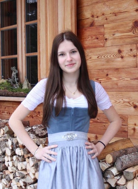 junge Frau in Tracht 