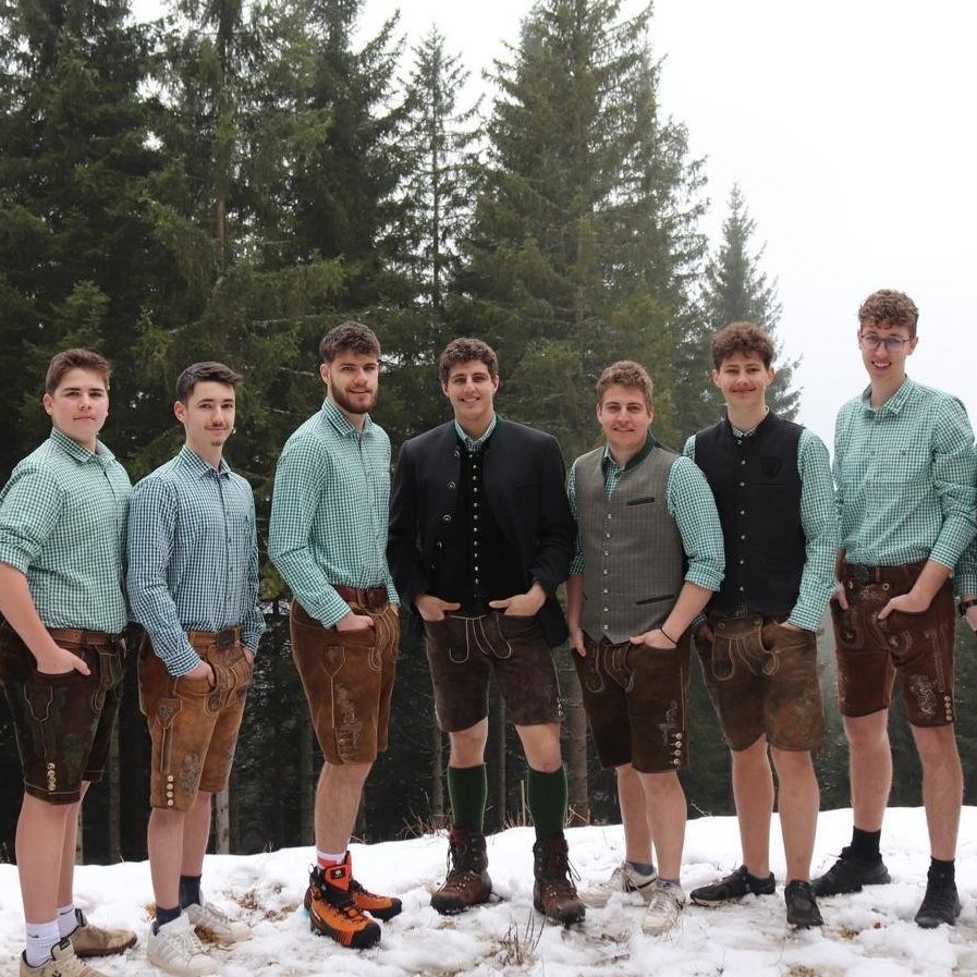 junge Männer in Tracht im Winter 