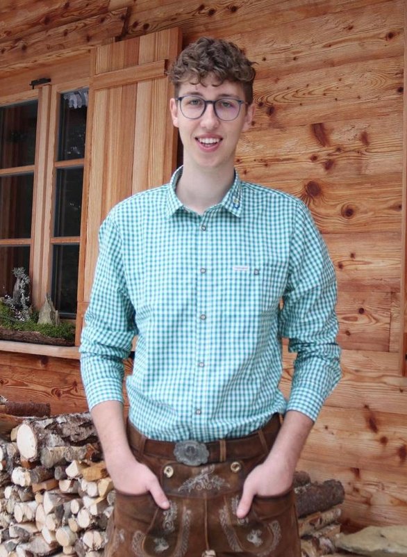 Mann mit Brille und in Tracht 