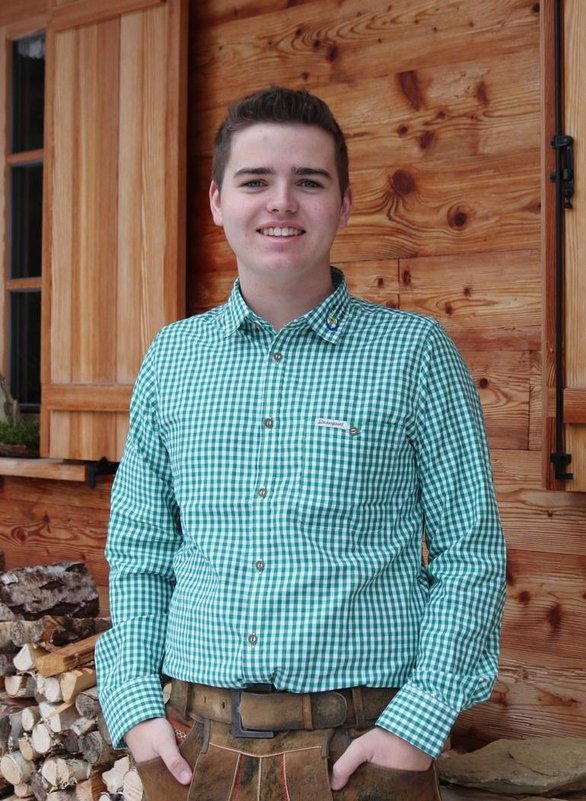 junger Mann mit kurzen Haaren in Tracht 